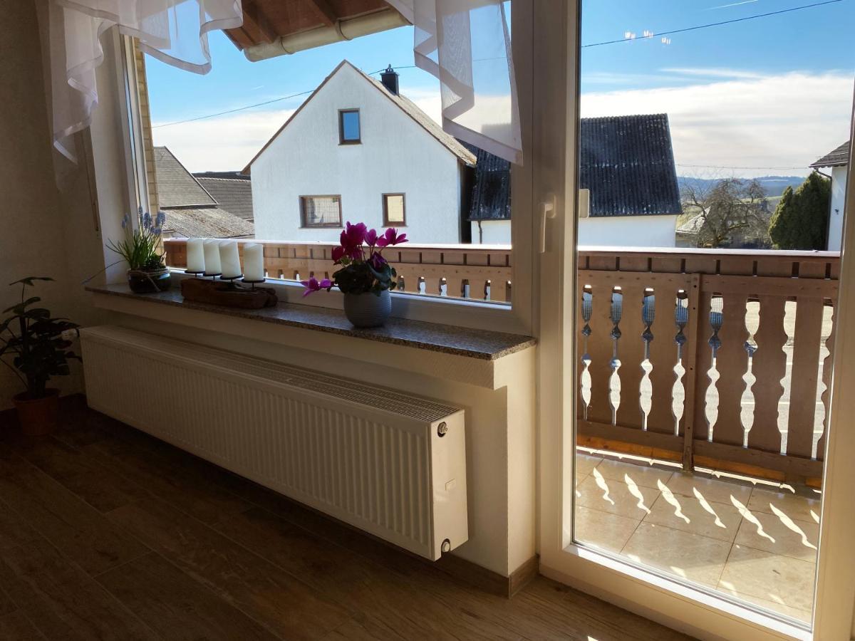 Gaestehaus Beim Metzger / Doettingen Am Nuerburgring Dottingen  Eksteriør billede